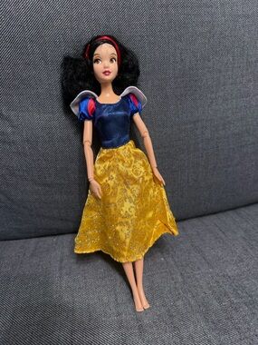 Disney Snow White Doll - Blue, Yellow, Red, Black